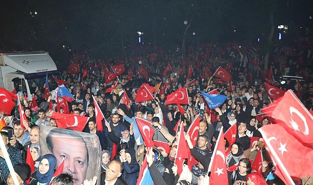 Elazığ'da seçim sonucu coşkuyla kutlandı
