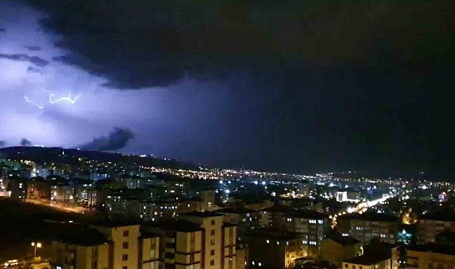Elazığ'da şimşekler geceyi aydınlattı