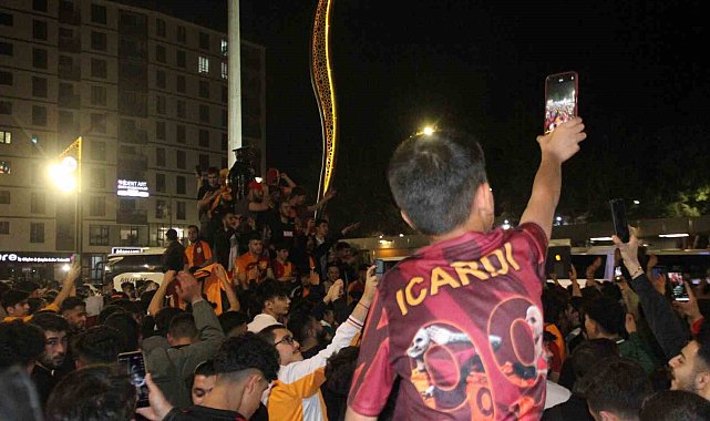 Elazığ'da taraftarlar meydanı karnaval alanına çevirdi