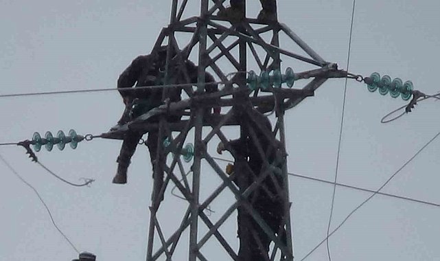 Elektrik firması çalışanlarının 25 metrede zorlu onarım çalışması