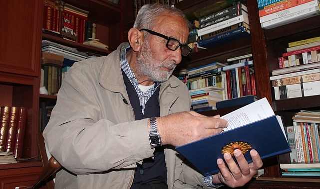 Emekli öğretmen 64 yıldır okuduğu kitapların kaydını tutuyor