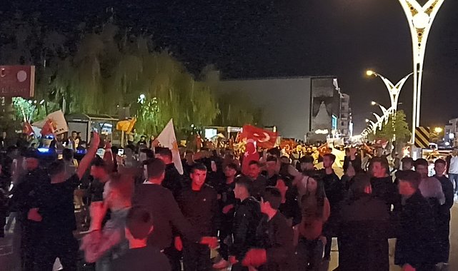 Erciş'te vatandaşlar Cumhurbaşkanı Erdoğan'ın seçim zaferini coşkuyla kutladı