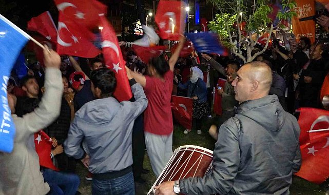 Erdoğan'ın zaferi Van'da coşkuyla kutlanıyor