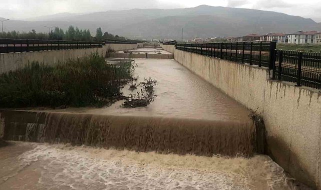 Erzincan'da sağanak etkili oldu