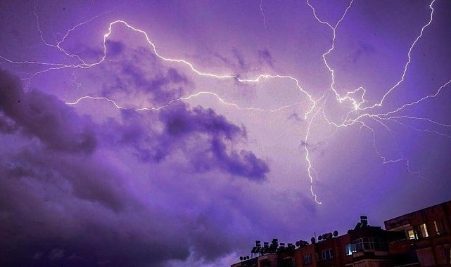 Erzincan'da şimşekler geceyi aydınlattı