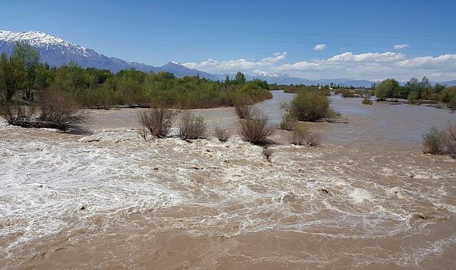 Erzincan'da yağmur yağışları nehir debilerini artırdı