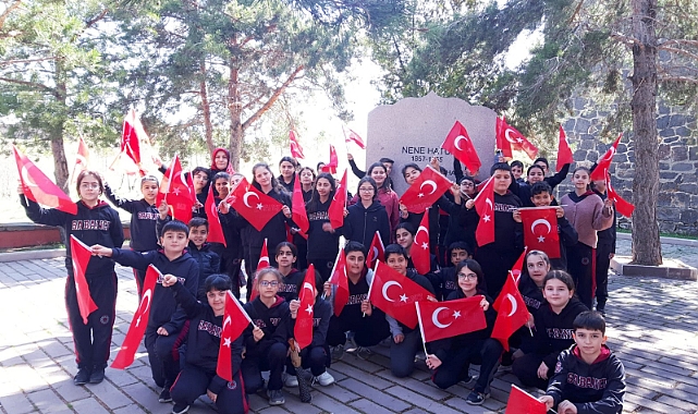Erzurum'da öğrenciler Nene Hatun'un kabrini ziyaret etti