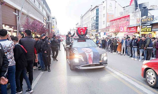Erzurumlular Erdoğan'ın zaferini halaylarla kutladılar