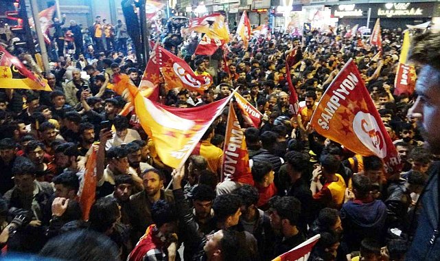 Galatasaraylı taraftarlar kutlama için Van'da sokağa döküldü