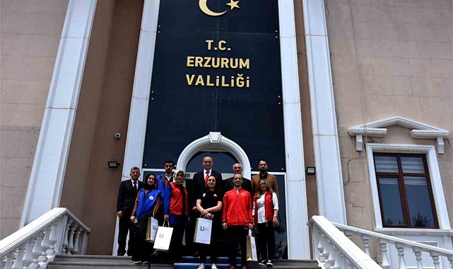 Gençlerden Vali Memiş'e çiçek