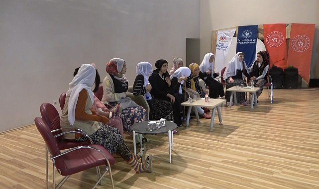 Gençlerin tiyatro oyunu gösterisine büyük ilgi