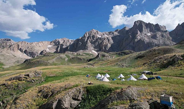 Göçerler 2 bin 800 rakımlı yaylalarda zorlu hayvancılık mesaisinde