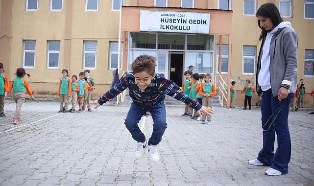 Göle'de öğrenciler "Geleneksel Çocuk Oyunları Şenlikleri"nde eğlendi