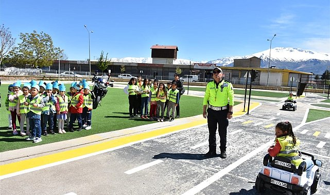 Gözleriniz yolda, gönlünüz darda kalmasın
