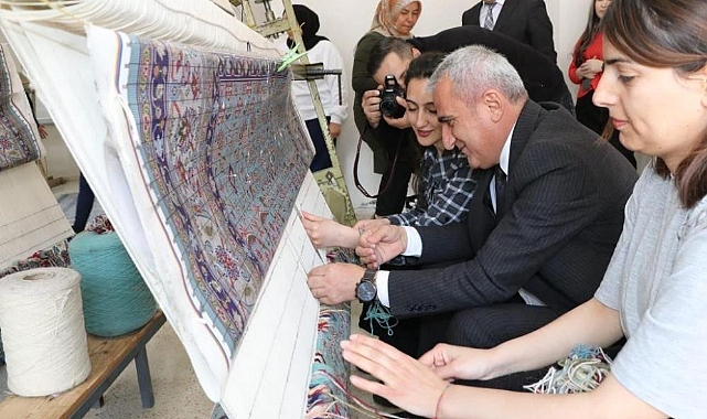 Hakkari’de üretilen halılar, Amerika’ya ihraç ediliyor