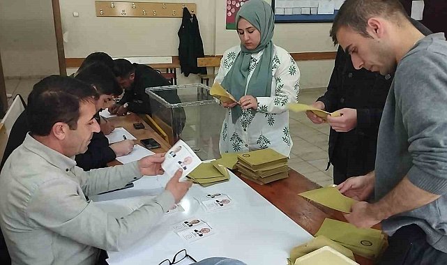 Hakkari'de sandıklar kapandı