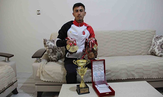 Hayvan otlatırken dağlarda koşuyordu, şimdi Balkan şampiyonu oldu