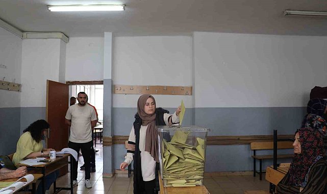 Iğdır'da oy kullanma işlemleri devam ediyor