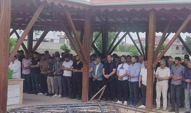 Iğdır'daki kazada ölen nine ve torun yan yana toprağa verildi