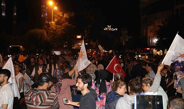 Iğdırlılar Erdoğan'ın zaferini kutladı