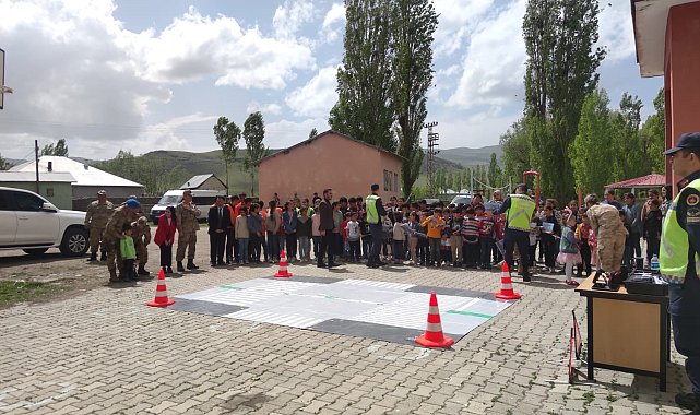 Jandarma Ağrı'da minik öğrencilere trafik eğitimi veriyor