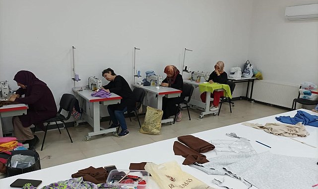 Kadınlar, dikiş kursu sayesinde meslek sahibi oluyor