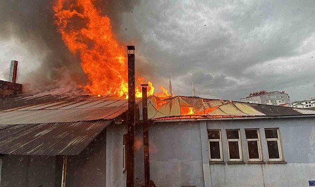 Karlıova'da pasaj yangını, dumanlar gökyüzünü kapladı
