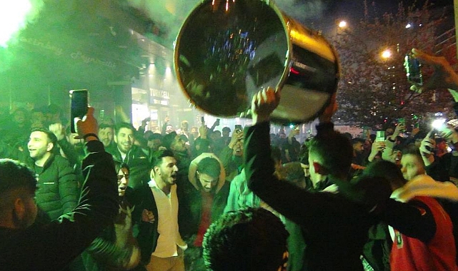 Kars’ta Beşiktaşlılar sokaklara döküldü
