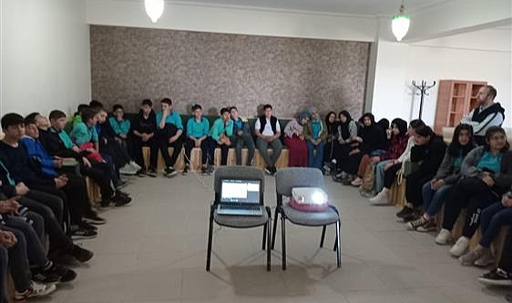 Kars'ta öğrenciler, teknoloji bağımlılığı konusunda bilgilendirildi