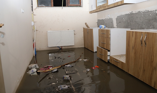 Kars'ta sağanak nedeniyle iş yerleri ve evleri su bastı