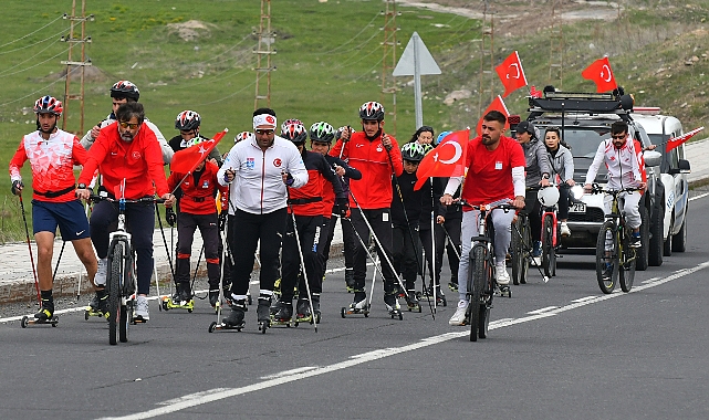 Sarıkamış'ta sporcular 19 Mayıs dolayısıyla yürüyüş düzenledi