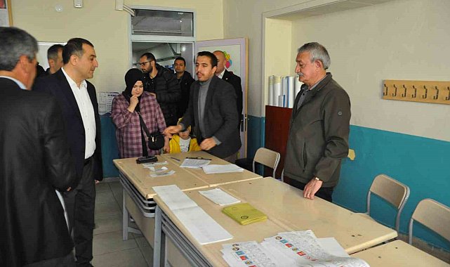 Kars Valisi Türker Öksüz, oyunu kullandı