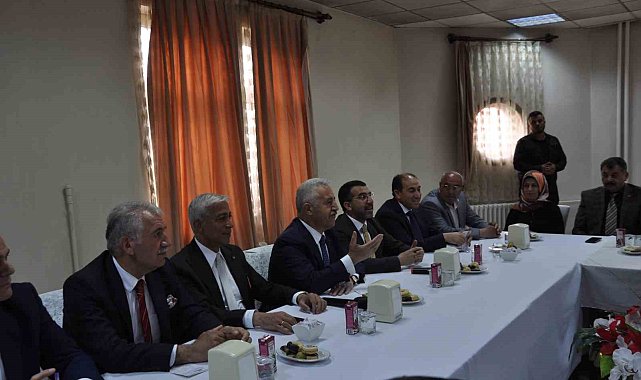 Kars'ta AK Parti milletvekilleri muhtarlarla buluştu