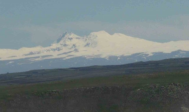 Kars'ta dağların zirvesi beyaza büründü