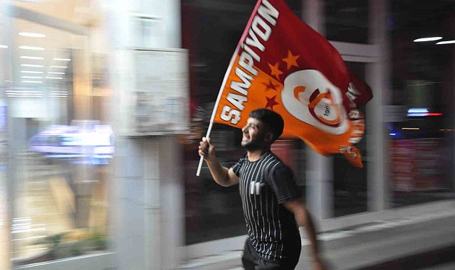 Kars'ta Galatasaraylılar sokaklara döküldü