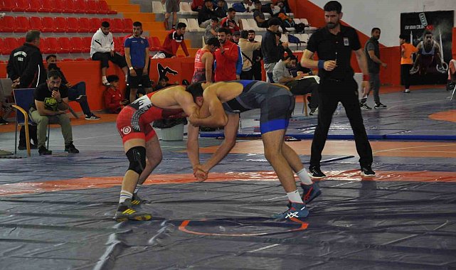 Kars'ta, güreş müsabakaları nefesleri kesiyor