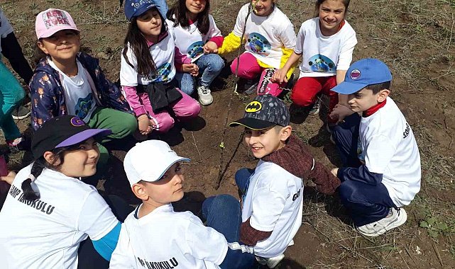Kars'ta öğrencilerden anlamlı fidan dikimi