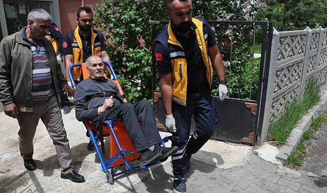Kars'ta yaşlı çift ambulansla oy kullanmaya götürüldü