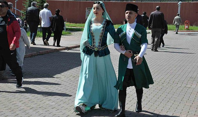 Karslı çift, Kafkas kıyafetiyle oy kullanmaya geldi