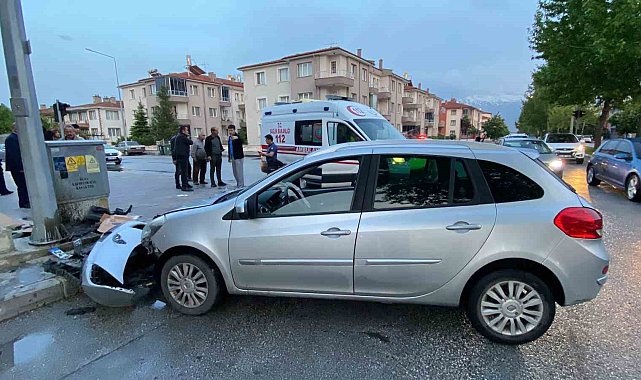 Kayganlaşan yolda kontrolden çıkan otomobil direğe çarptı: 1 yaralı