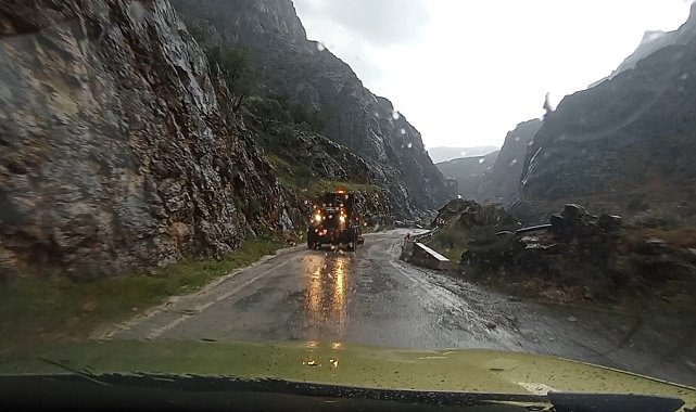 Kemaliye'de sağanak ve dolu yağışı etkili oldu