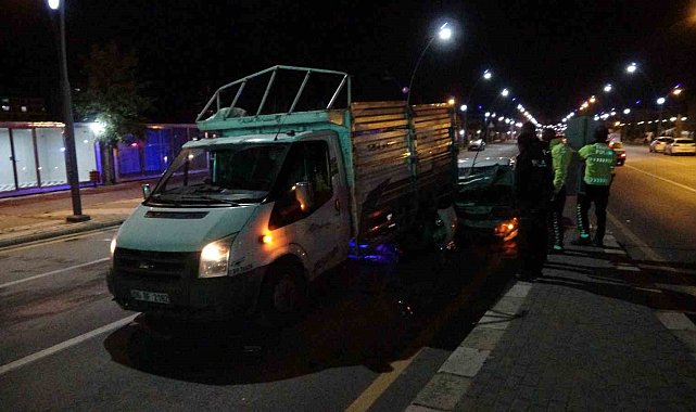 Kontrolden çıkan araç kırmızı ışıkta bekleyen kamyonete ok gibi saplandı