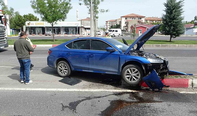 Kontrolden çıkan araç refüje çarptı: 1 yaralı