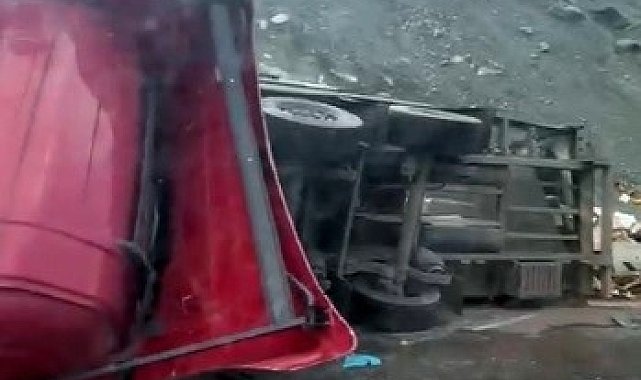 Kovan yüklü tır ile minibüs çarpıştı: 3 yaralı