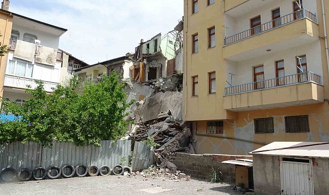 Malatya'da 4 katlı hasarlı binada göçük meydana geldi