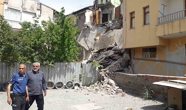 Malatya'da ağır hasarlı bina çöktü