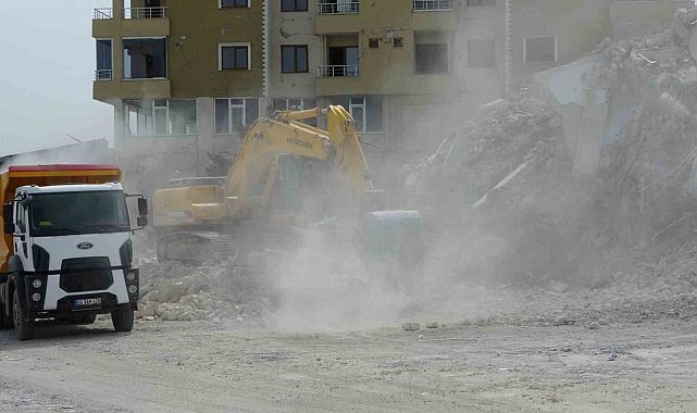 Malatya'da ağır hasarlı binaların yıkımı devam ediyor