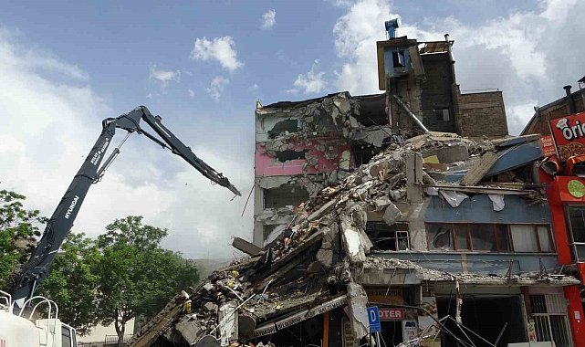 Malatya'da ağır hasarlı binaların yıkımı devam ediyor