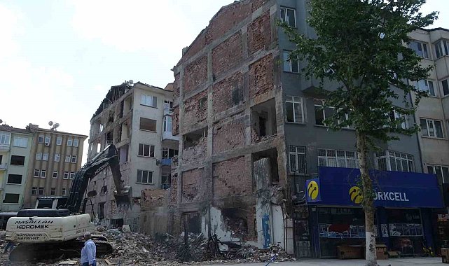 Malatya'da ağır hasarlı binaların yıkımı sürüyor
