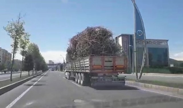 Malatya'da demir yüklü kamyonun tehlikeli yolculuğu